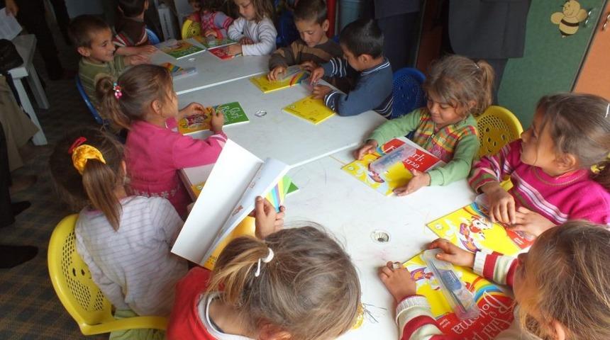 Eğitim Fak&uuml;ltesi &Ouml;ğrencilerinden Ilk&ouml;ğretim &Ouml;ğrencilerine Yardım