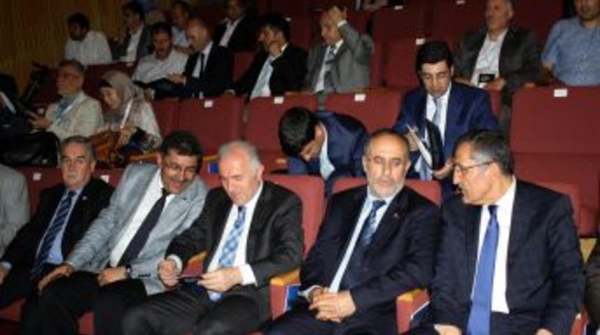 Salih Kapusuz: Yeni Anayasa Konusunda Biraz &Uuml;mitsiziz