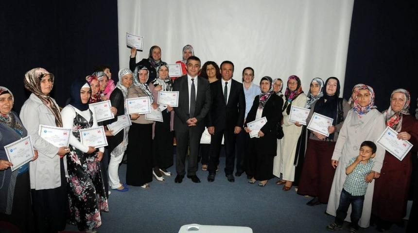 Aile Okulu&rsquo;nu Bitiren Ebeveynler Mezun Oldu