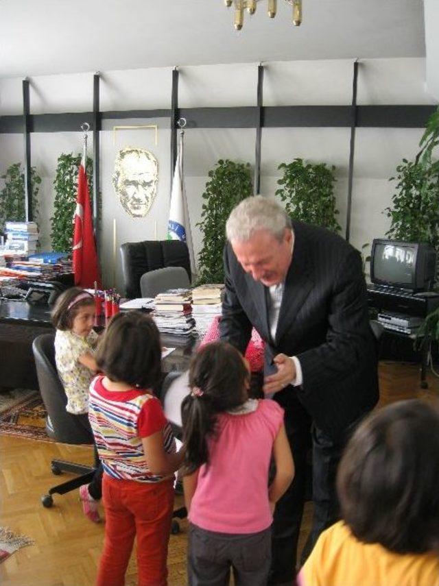 Minik &Ouml;ğrenciler Başkan Okay&rsquo;ı Ziyaret Etti 1