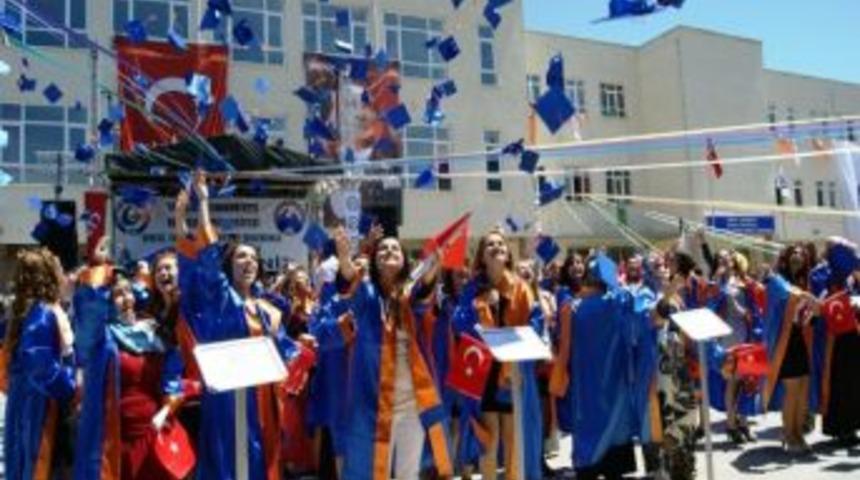 Giresun &Uuml;niversitesi Eynesil Kamil Nalbant Meslek Y&uuml;ksek Okulu&rsquo;nda Mezuniyet Sevinci