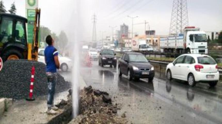 Patlayan Borudan Fışkıran Su Metrelerce Y&uuml;kseldi