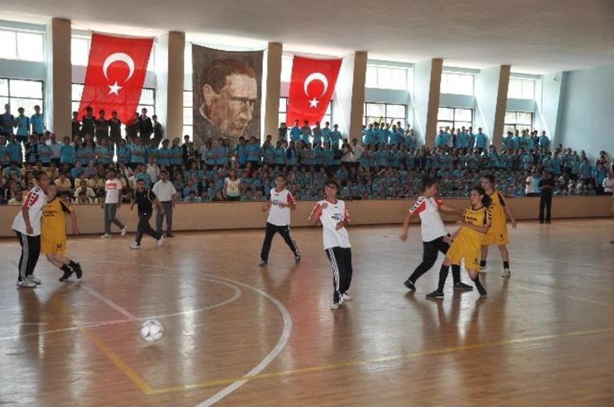 Kozan&rsquo;da Kız Futsal Turnuvası D&uuml;zenlendi