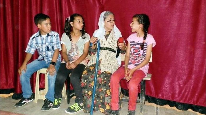 Salihli'de &Ouml;ğrencilerden Tiyatro G&ouml;sterisi