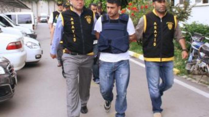 Kardeşini Öldüren Şahsı Taşıyan Polis Aracına El Bombası Atacaktı