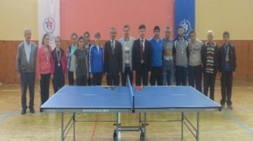 Masa Tenisi Şampiyonları &Ouml;d&uuml;llerini Aldı