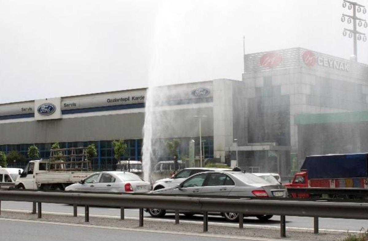 Basın Ekspres&rsquo;te Patlayan Su Borusu S&uuml;r&uuml;c&uuml;lere Zor Anlar Yaşattı