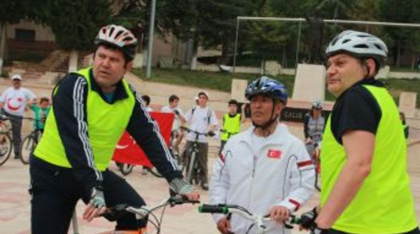 Arabadan in, bisiklete bin