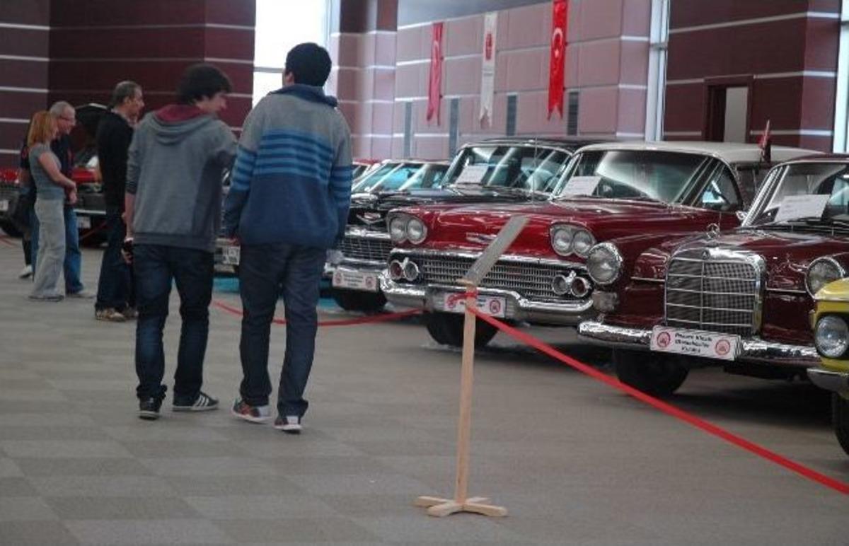 Klasik Otomobiller Ankara'da G&ouml;r&uuml;c&uuml;ye &Ccedil;ıktı