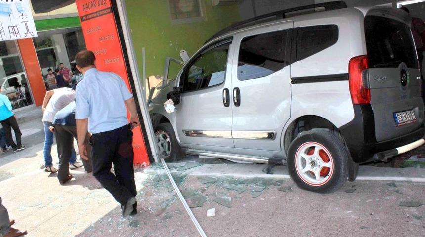 Minib&uuml;s Bekleyen Dede Ve Torunlarına Otomobil &Ccedil;arptı: 4 Yaralı