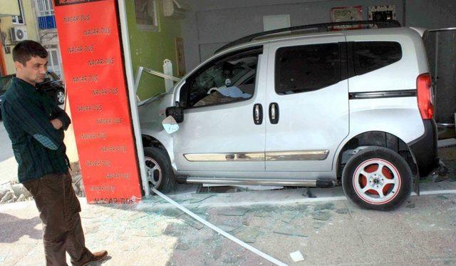 Minib&uuml;s Bekleyen Dede Ve Torunlarına Otomobil &Ccedil;arptı: 4 Yaralı 1