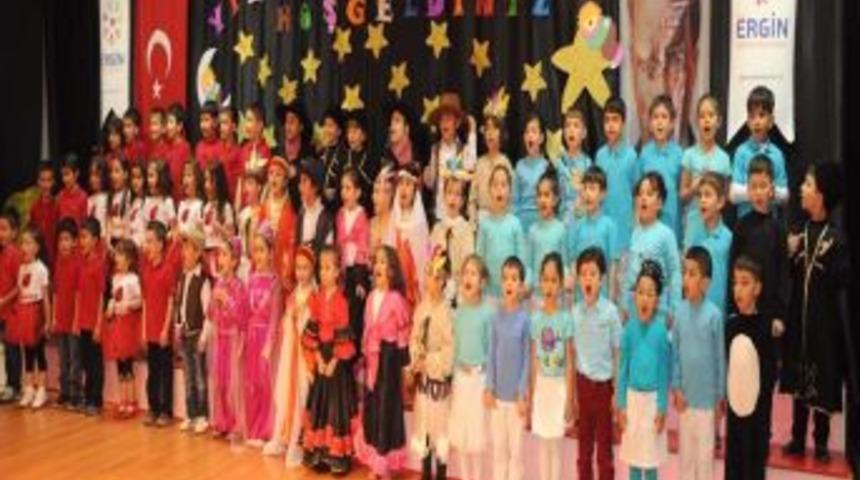 Ergin Koleji Anasıfı &Ouml;ğrencilerinin Mezuniyet Sevinci