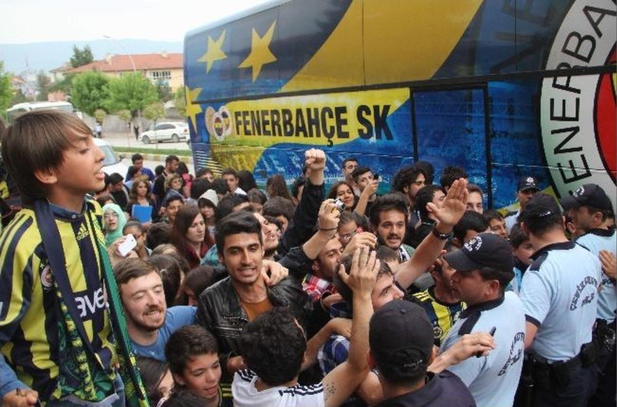 Fenerbah&ccedil;e Kafilesi &Ccedil;i&ccedil;eklerle Karşılandı