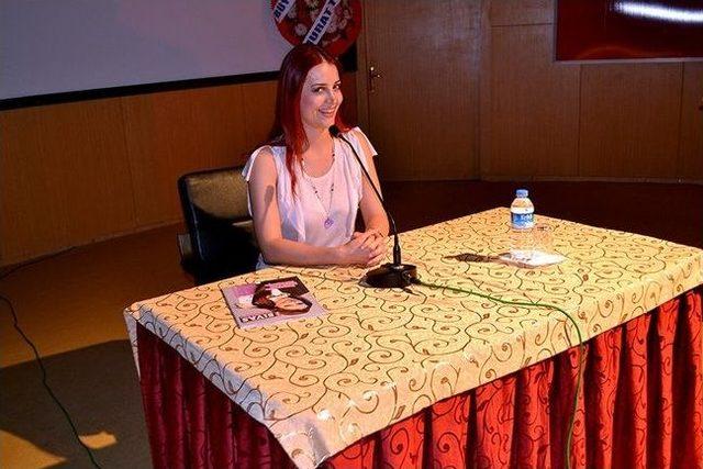 Oyuncu İrem Sak, Sivas&rsquo;ta &Ouml;ğrencilerle Bir Araya Geldi 1
