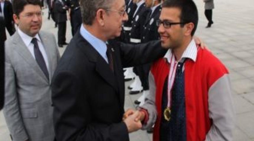 Valiyi Duygulandıran Veda