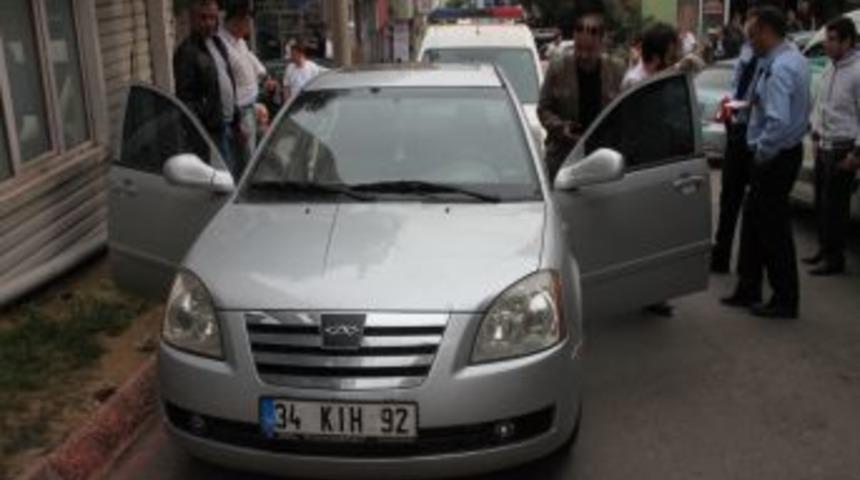 Bı&ccedil;akla yaralandı, kendi arabasıyla hastaneye geldi