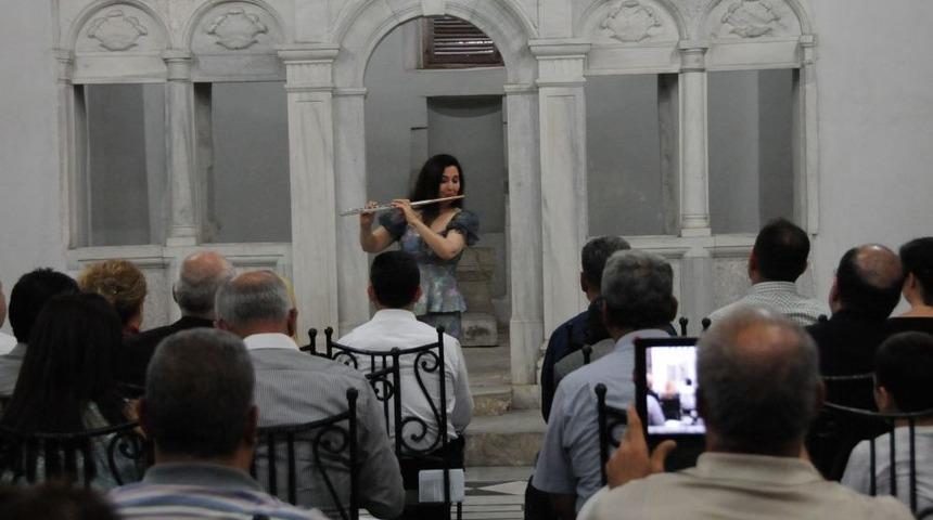 D&uuml;nyaca &Uuml;nl&uuml; M&uuml;zisyen Şefika Kutluer Tarsus'ta Fl&uuml;t Resitali Verdi