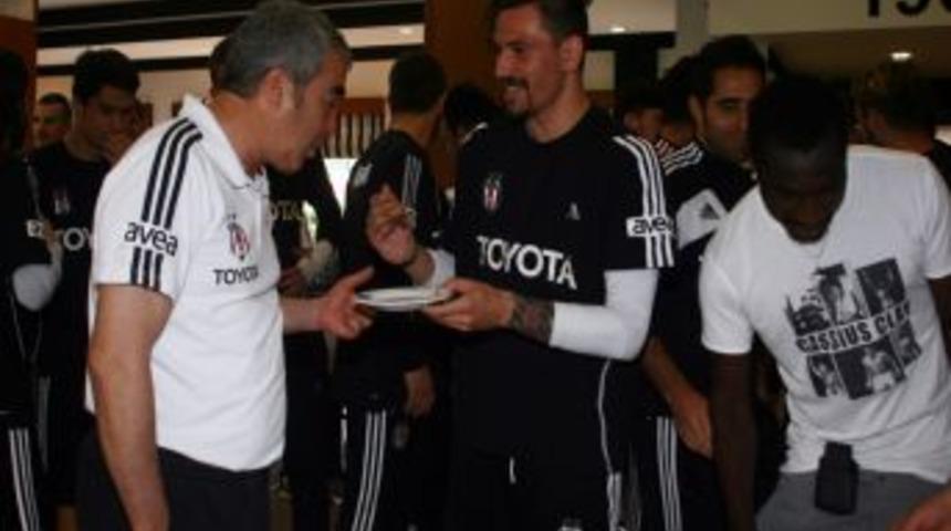 Beşiktaş'ta Ersan Adem G&uuml;l&uuml;m&rsquo;e Doğum G&uuml;n&uuml; Kutlaması