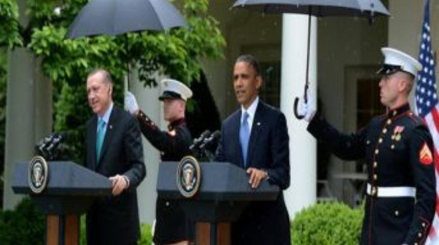 Obama&rsquo;nın Askerlere Şemsiye Tutturması Yasakmış