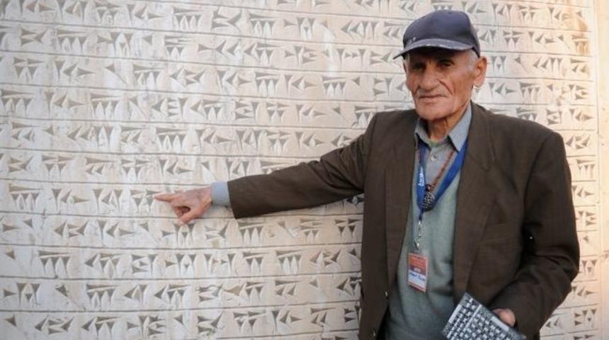 Kale Bek&ccedil;isi Kuşman, Los Angeles&rsquo;te Urartu &Ccedil;ivi Yazısını Amerikalılara Tanıtıyor