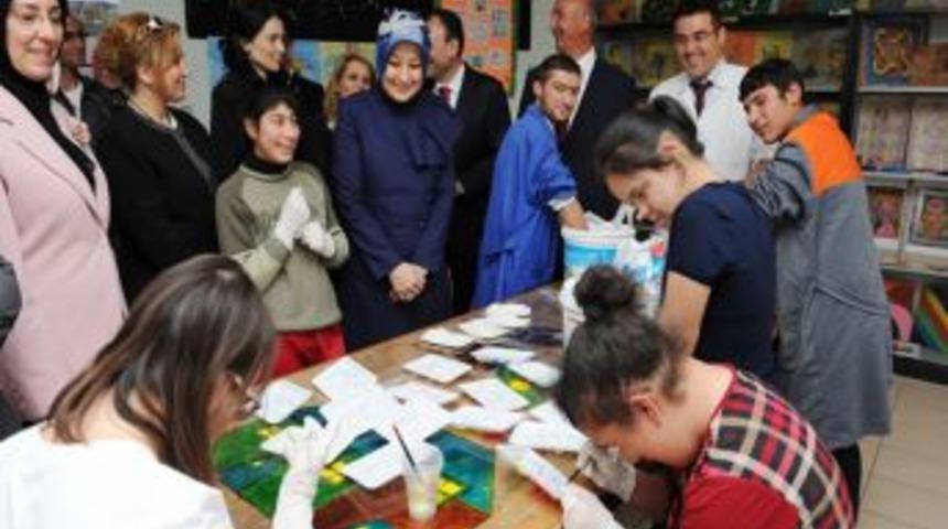 Hayr&uuml;nnisa G&uuml;l, Engelli &Ccedil;ocuklar Okulunu Ziyaret Etti