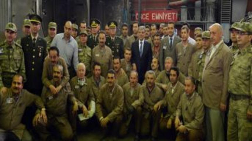 Cumhurbaşkanı G&uuml;l, Modernize Edilen Tankların G&ouml;sterisini Izledi