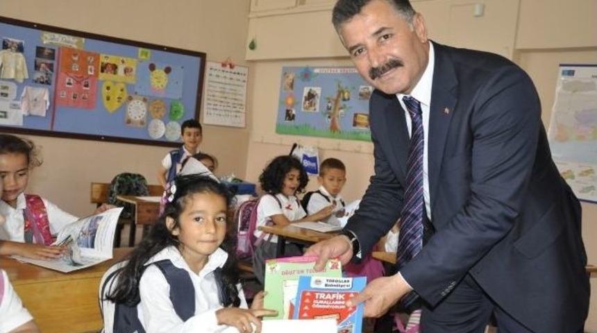 Başkan Tuna &Ouml;ğrencilere Trafik Kitabı Dağıttı