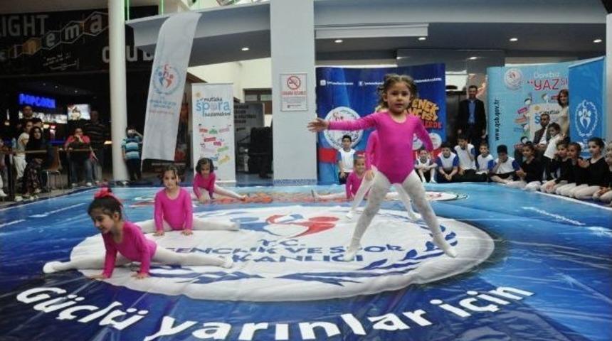 D&uuml;zce&rsquo;de Minik Cimnastik&ccedil;iler Kendilerine Hayran Bıraktı