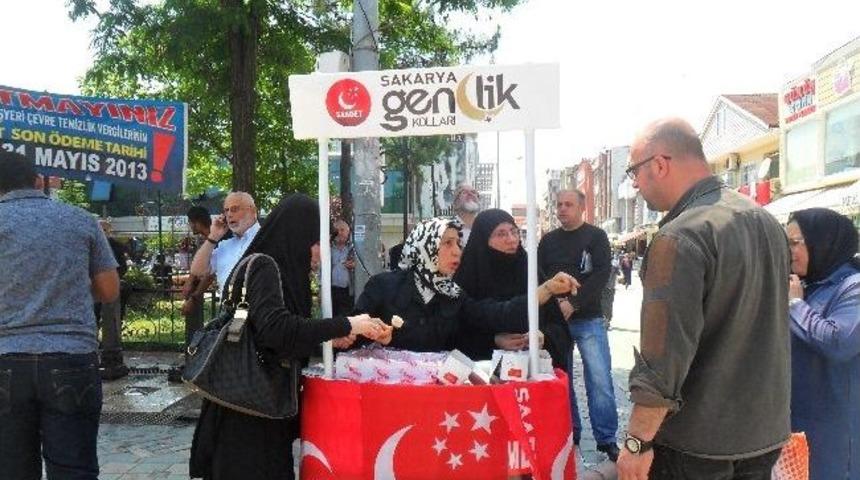 Saadet Partisi İl Kadın Kolları Lokum Dağıttı