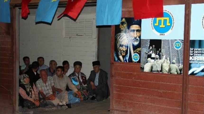 Kırım T&uuml;rklerinden James Bond Vagonunda Soykırım Protestosu