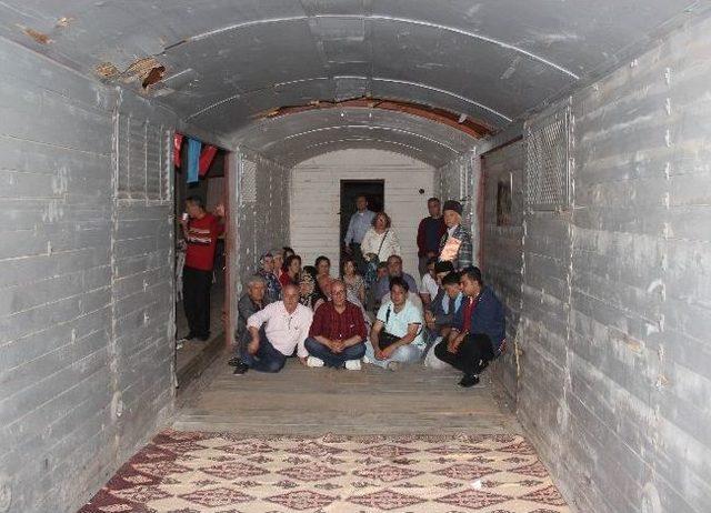 Kırım T&uuml;rklerinden James Bond Vagonunda Soykırım Protestosu 1