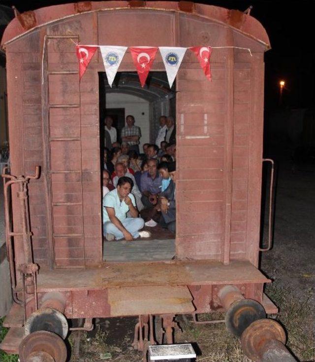 Kırım T&uuml;rklerinden James Bond Vagonunda Soykırım Protestosu 2