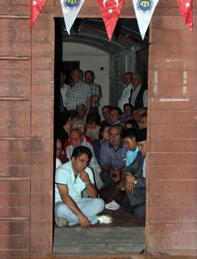 Kırım T&uuml;rklerinden James Bond Vagonunda Soykırım Protestosu 3