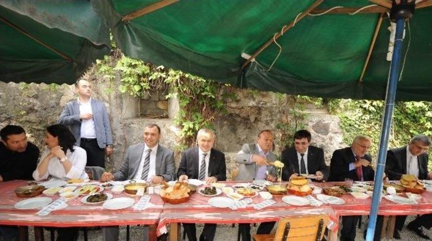 Bakan Yılmaz&rsquo;a Kuymaklı Kahvaltı Ziyafeti