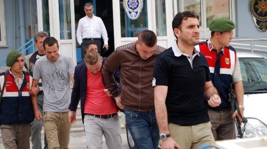 Kavga İhbarına Giden Polisler Soyguncuları Yakaladı