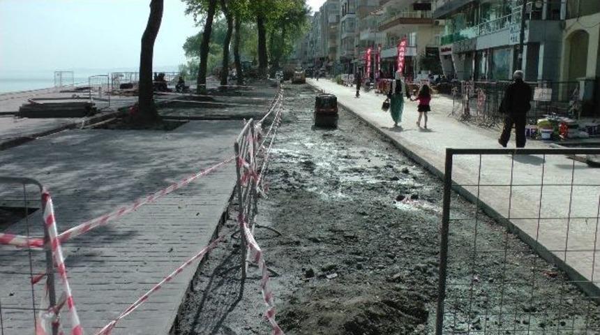Ak&ccedil;akoca &Ccedil;ınar Caddesi Yol &Ccedil;alışmaları S&uuml;r&uuml;yor