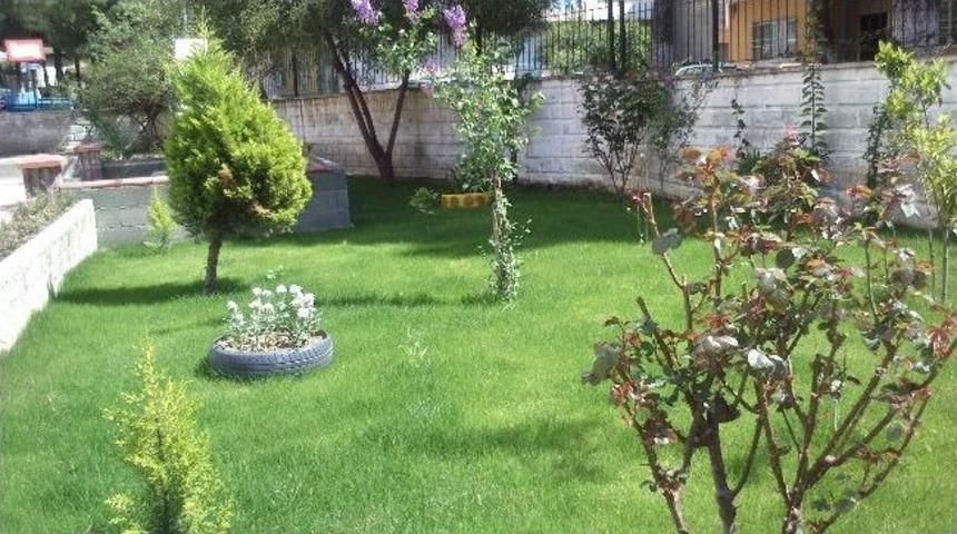 Buharkent Zafer Ortaokulu Bah&ccedil;esini G&uuml;zelleştirdi