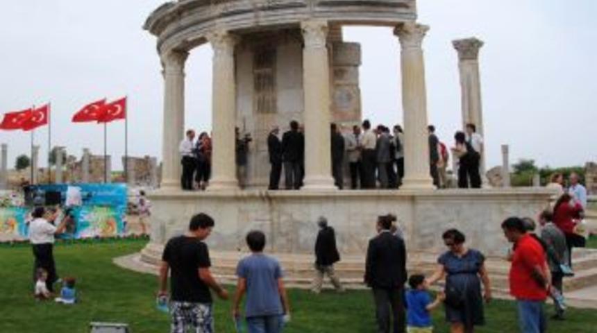 Rekt&ouml;r Aydın: Efes'ten Sonra Side Antik Kent'te D&uuml;nyaya Tanıtılacak