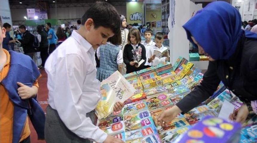 Har&ccedil;lıklarını Biriktirip Kitap Aldılar