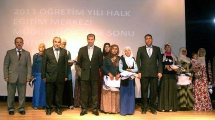 Okuma Yazma Kursunu Bitiren Kadınlara Sertifika Dağıtıldı