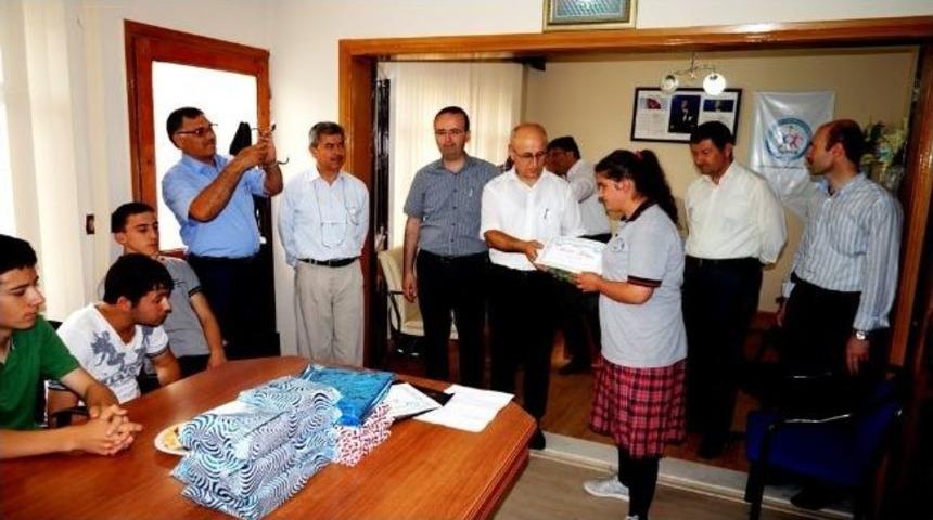 Sarıg&ouml;l&rsquo;de Başarılı &Ouml;ğrencilere &Ouml;d&uuml;lleri Verildi