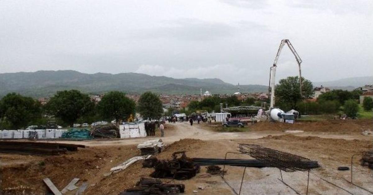 Gediz'de &Uuml;&ccedil;&uuml;nc&uuml; Etap Toki Konutlarının Temeli T&ouml;renle Atıldı