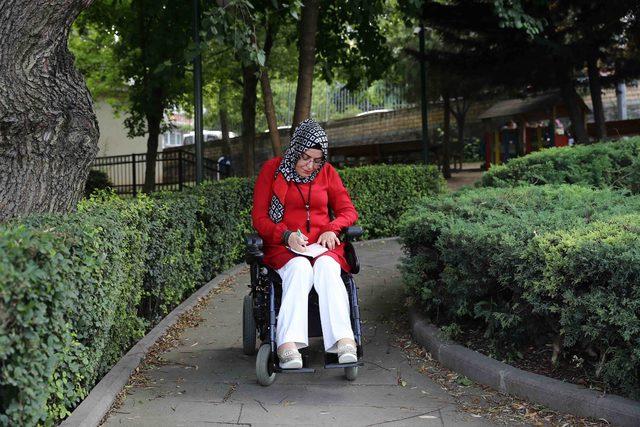 Mahkûm olduğu tekerlekli sandalye başarılarına engel olamadı 