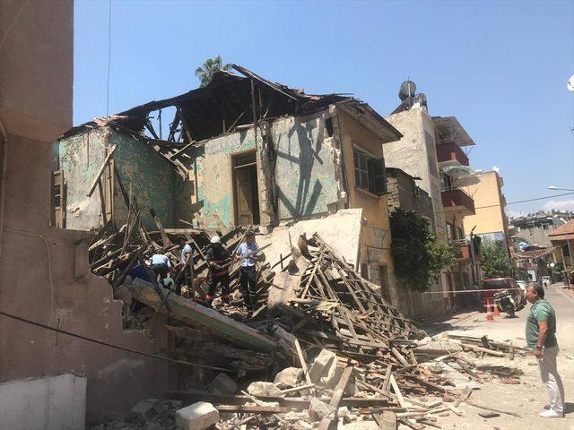 Mersin'de kullanılmayan bir bina çöktü