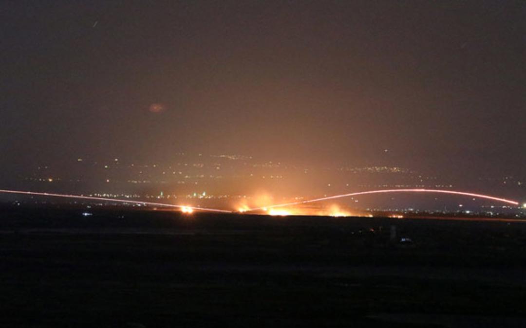 Bombalar d&uuml;ş&uuml;yor, sınıra doğru ka&ccedil;ıyorlar! 