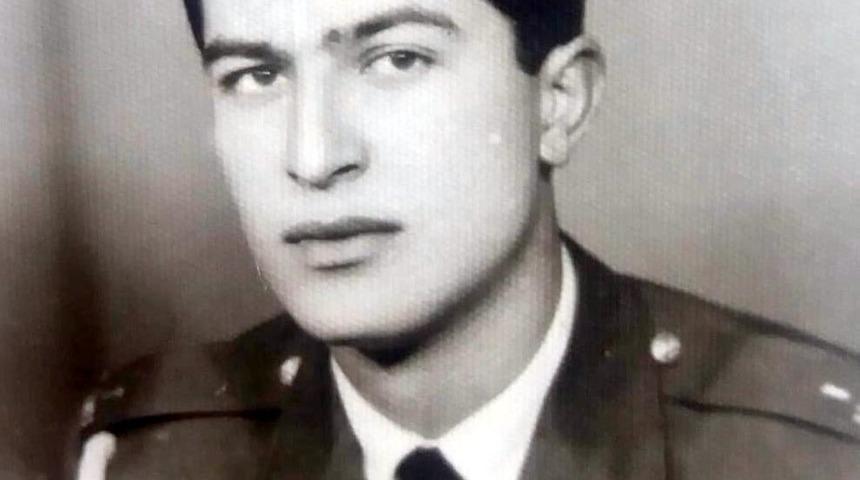 Bakan Akar'ın okul yıllarından fotoğraflarını paylaştılar