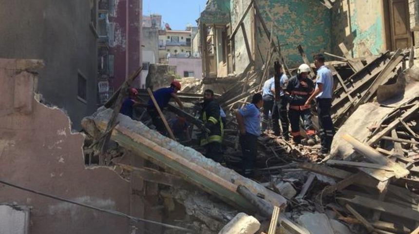 Son dakika! Mersin'de bir bina çöktü!