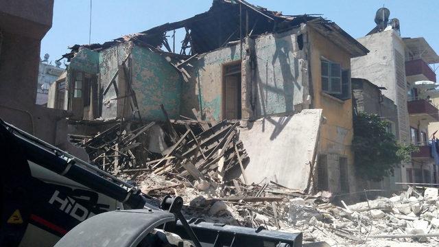 Mersin'de 2 katlı bina çöktü (2)