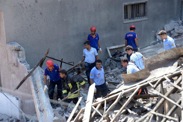 Mersin'de 2 katlı bina çöktü (2)
