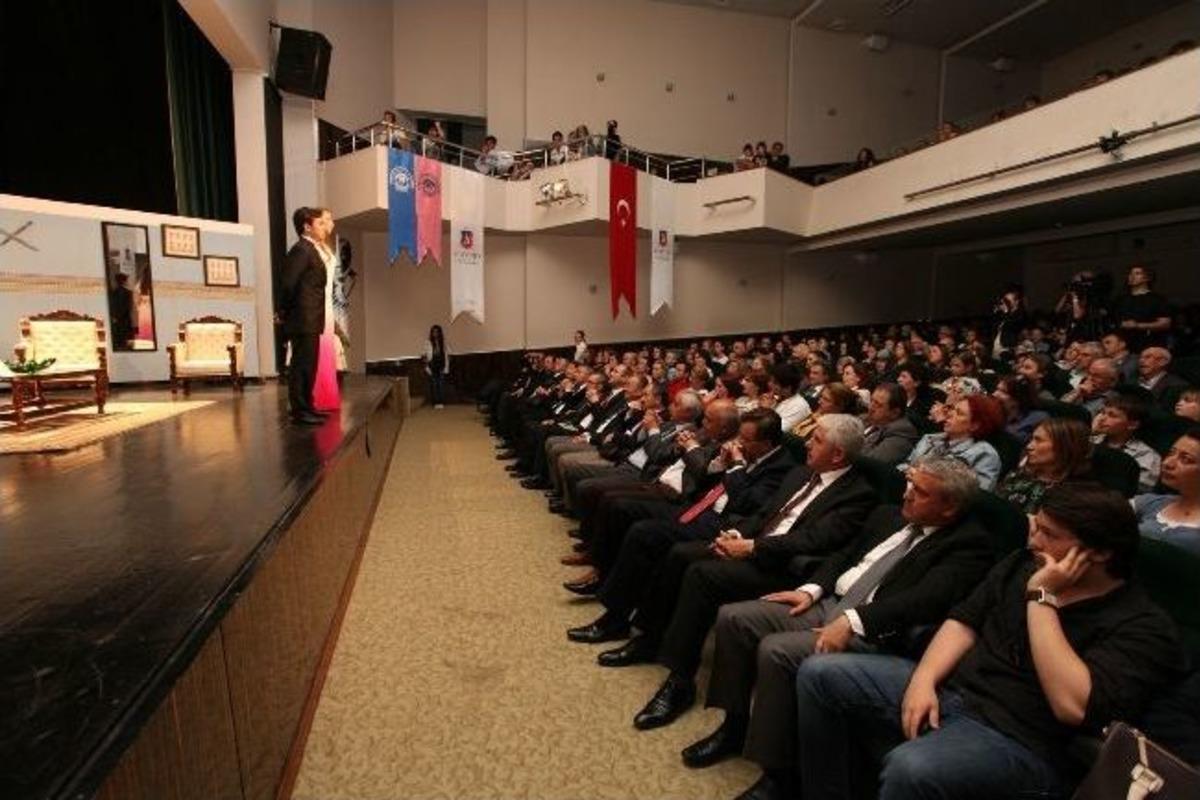 Başkan Sakallı Gen&ccedil; Tiyatrocuları Yalnız Bırakmadı
